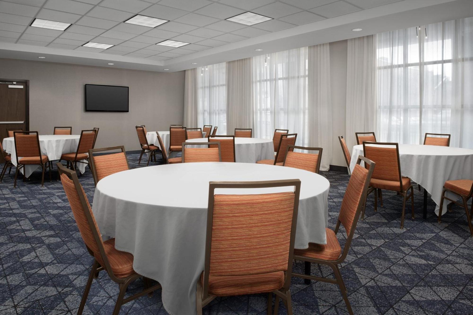 Отель Courtyard By Marriott Syracuse Downtown At Armory Square Экстерьер фото