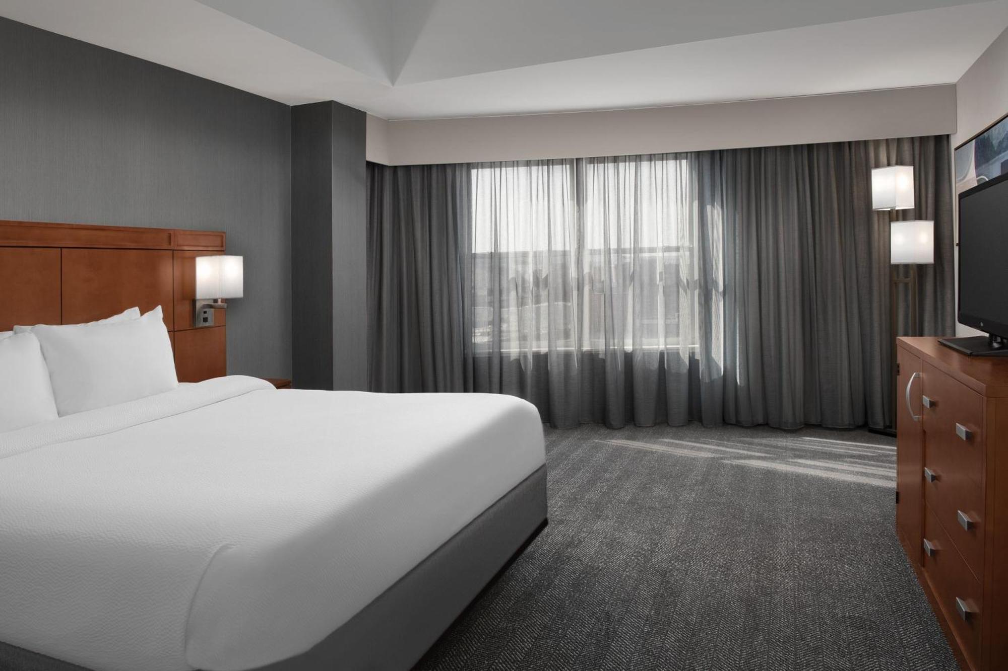 Отель Courtyard By Marriott Syracuse Downtown At Armory Square Экстерьер фото