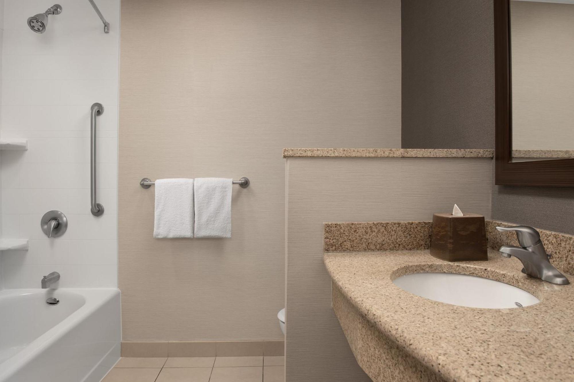 Отель Courtyard By Marriott Syracuse Downtown At Armory Square Экстерьер фото